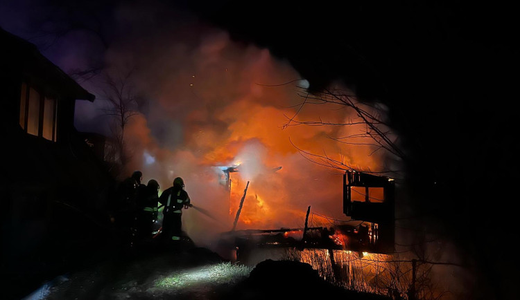 Plameny zničily chatu v hradecké osadě, hasičům se konstrukce bortila před očima