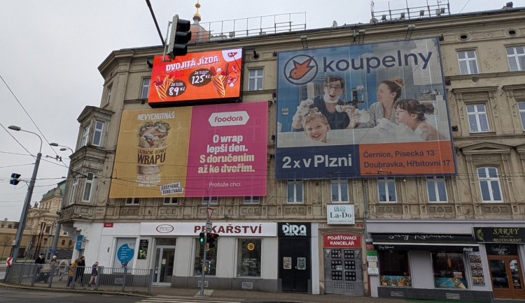 LED obrazovky u synagogy jen tak nezmizí, majitelé stihli pořádat o prodloužení povolení