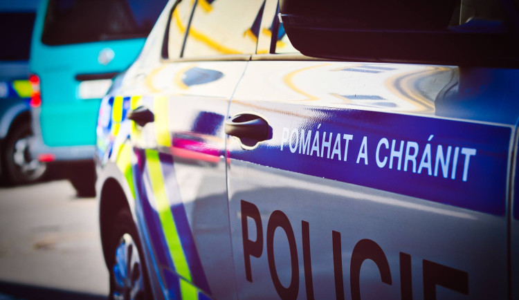 Teď něco uvidíte, zvolal muž a chystal se před vozem policie v Liberci upálit