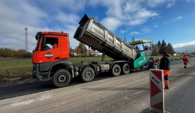 VIDEO: Silničáři v Karlovarském kraji nezahálí. Vylepšují D6 i další silnice