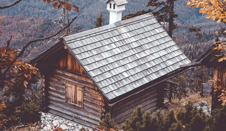 Opuštěné chaty v zimě lákají nezvané hosty. Majitelé by je měli dobře zabezpečit