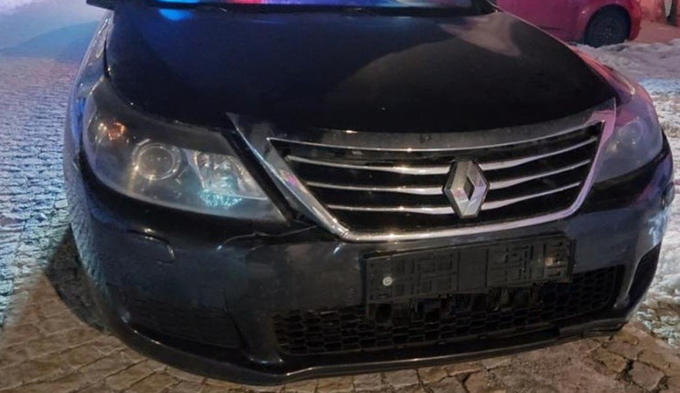 Opilý cizinec v Jihlavě naboural audi a ujel. Policisté ho zastavili v Batelově