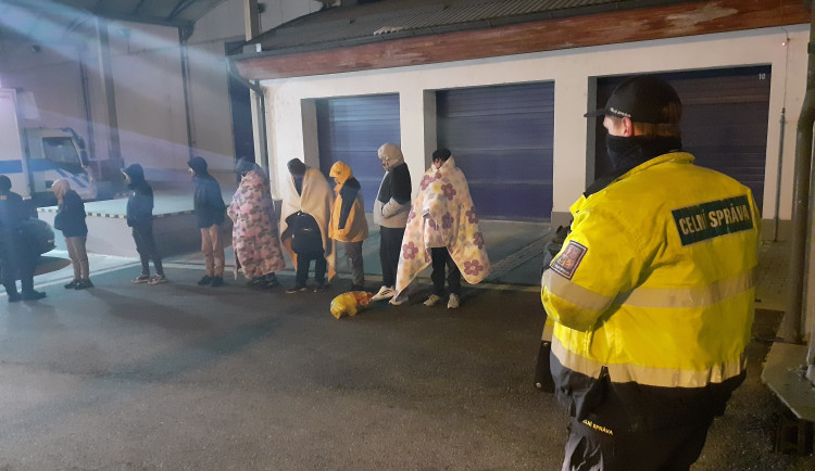 VIDEO: Mezi autodíly cestovalo osm nelegálních migrantů. Našli je celníci u Jihlavy