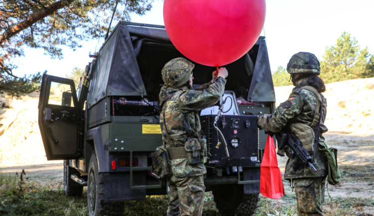 Německá armáda bude z balonů shazovat letáky, vítr je může zavát až do Česka