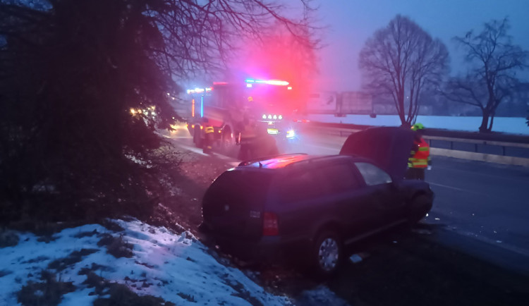 Bouračky nejen do svodidel. Ledovka dál komplikuje provoz v Olomouckém kraji