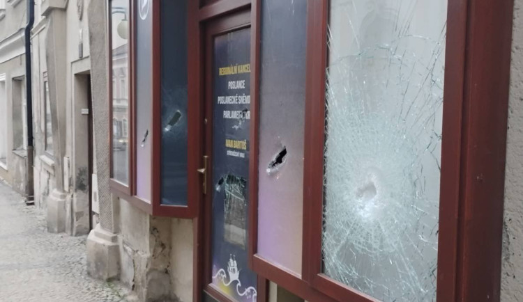 Kancelář Piráta Bartoše poničil vandal sekerou, u dveří nechal černou růži