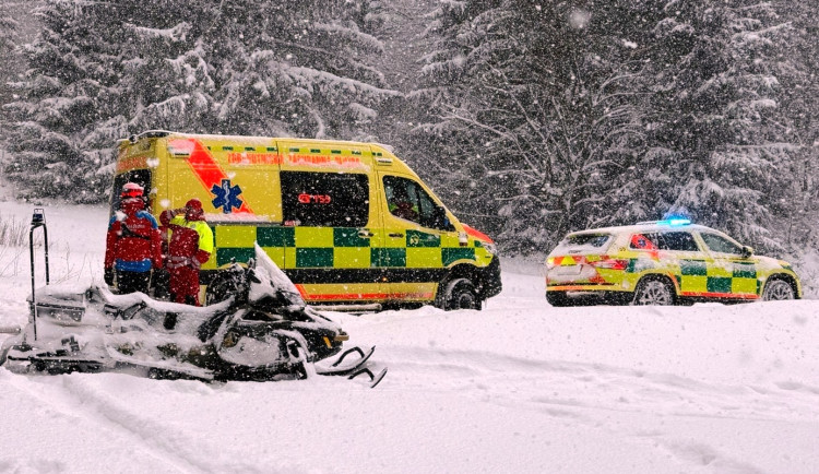 V kraji přibylo zraněných lyžařů. Záchranáři pomáhali cukrem i mladé diabetičce