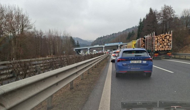 Po střetu dvou aut byla skoro tři hodiny uzavřená silnice 35 z Hodkovic na Liberec