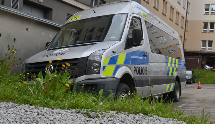 Senior vyhrožoval svým známým střelnou zbraní, zadržela ho zásahová jednotka