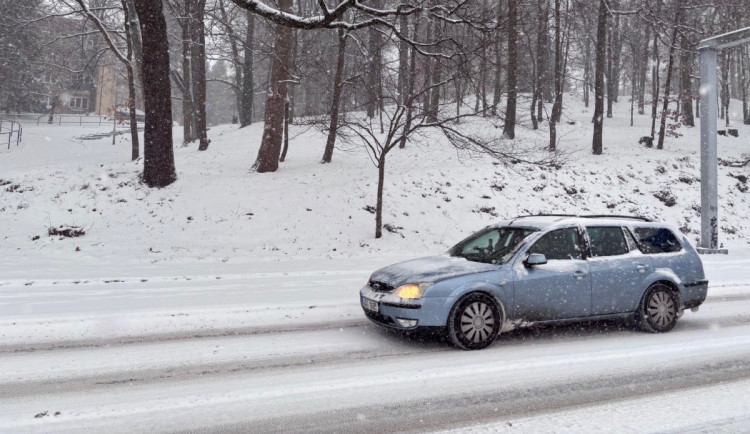 V Libereckém kraji jsou silnice sjízdné s opatrností, nasněžilo pár centimetrů