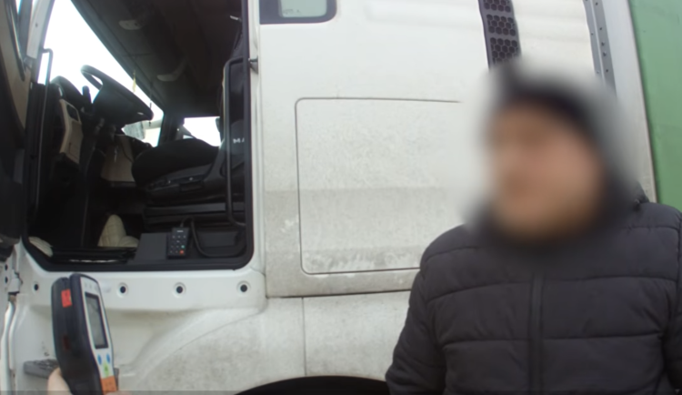 VIDEO: Vypil lahev whisky a usedl za volant. Opilý kamioňák skončil u soudu