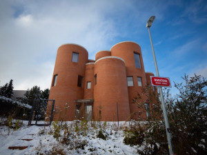 Veřejné WC a centrum podpory Ukrajiny. Okamurova vila je opět terčem, teď na mapě