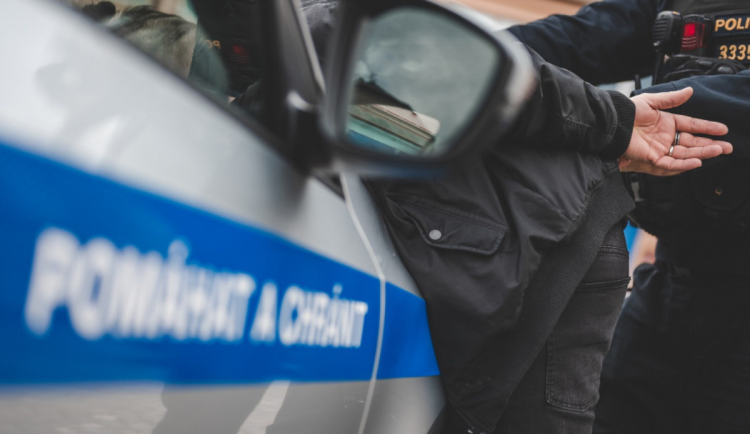 Nejdřív ukradl auto, pak zaútočil na policistu. Hrozí mu osm let ve vězení