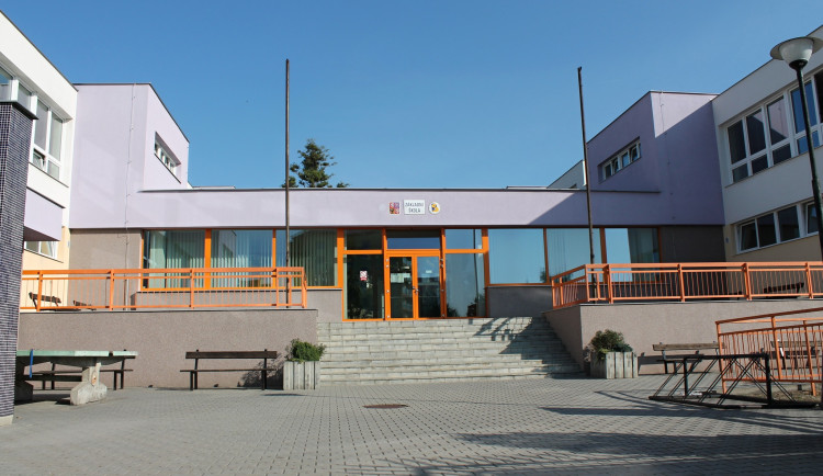 Falešný policista připravil školu v Blansku o miliony, podvedená ředitelka odchází