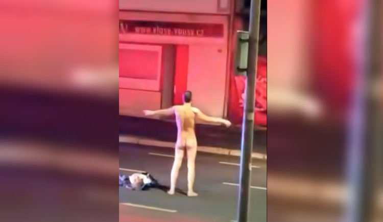 Příležitostný striptér řídil dopravu v Opavě, záběry pobavily místní i strážníky