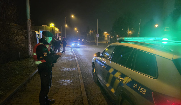 Se zbraní přepadl trafiku v Brně. Policisté pátrají po neznámém pachateli