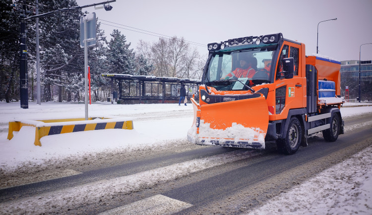 Pražské silnice čistí veškerá technika, MHD měla zpoždění
