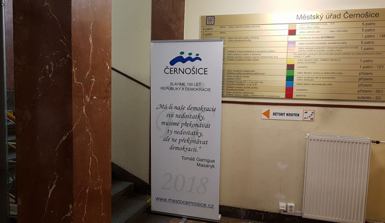 Vzbudili mě v pět ráno. Starosta Černošic popsal policejní zásah na úřadu