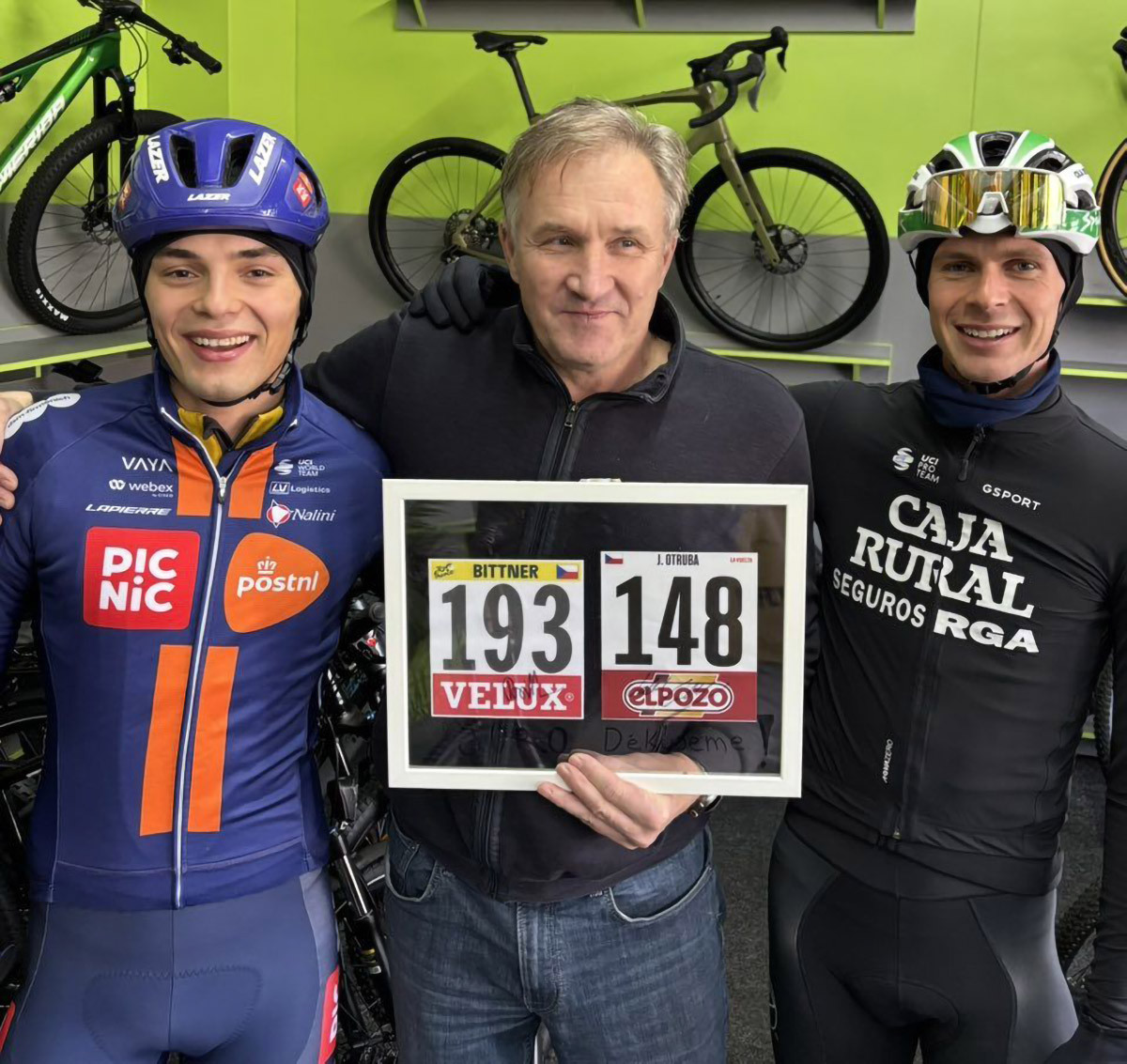 Vděčnost. Pavel Bittner a Jakub Otruba přivezli trenérovi Jiřímu Kaňkovskému svoje startovní čísla z loňské Tour de France a Vuelta Espaňa.