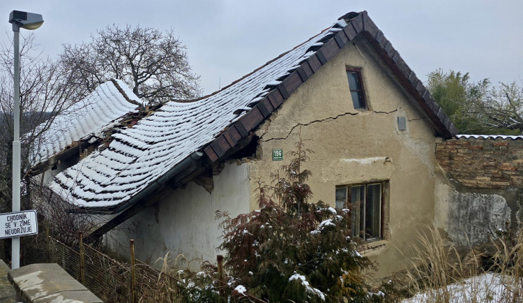 V Hloubětíně se zřítila část opuštěného domu, na místě jsou hasiči