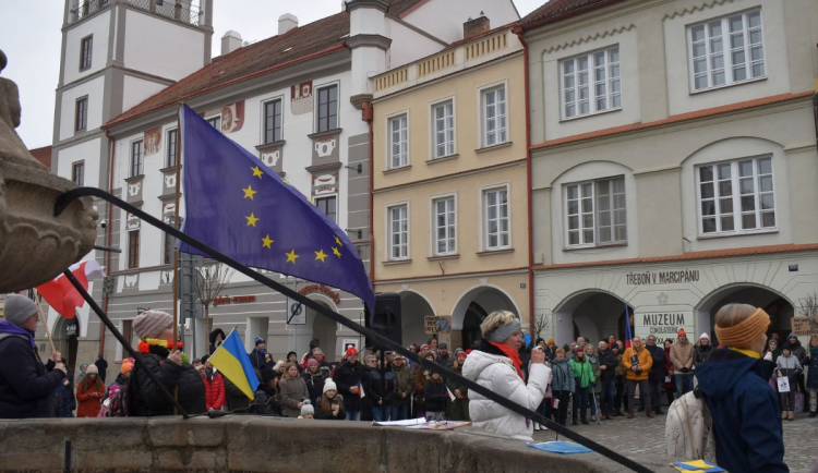 Stovky lidí se v Třeboni přidali k demonstracím na podporu prezidenta Petra Pavla