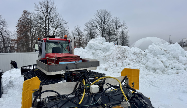 Přípravy olympijského festivalu vrcholí. Kvalitu ledu prověří Jakub Voráček