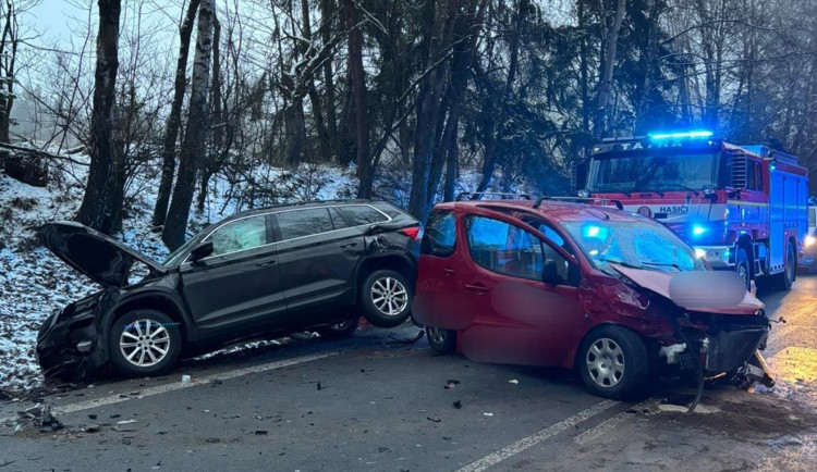 Řidič přejel do protisměru. U Hosova došlo k nehodě čtyř aut, silnice je neprůjezdná