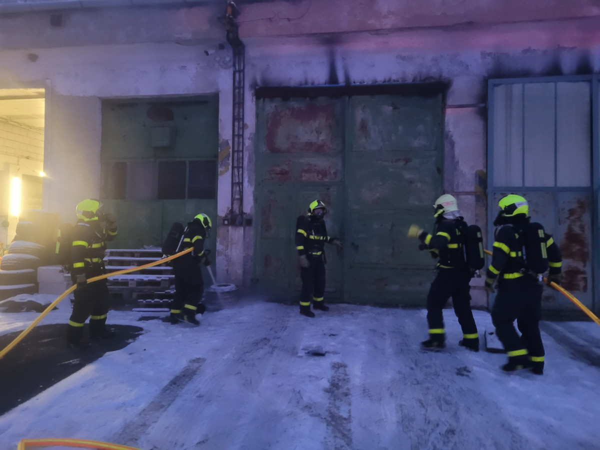 Požár dílny a autobusu v Bruntále zaměstnal tři jednotky hasičů.