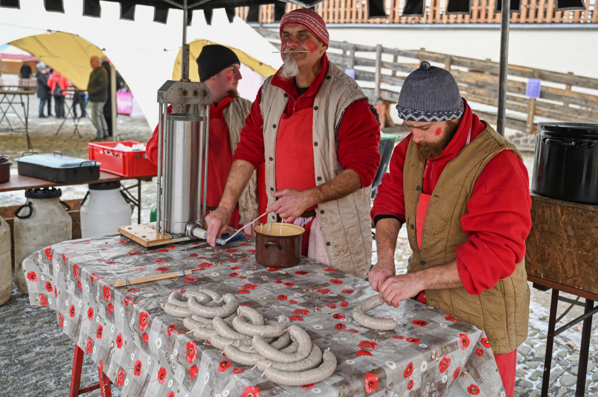FOTO: Masopust na hradě. Nechyběla ani nefalšovaná zabíjačka