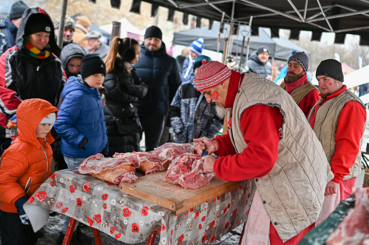 FOTO: Masopust na hradě. Nechyběla ani nefalšovaná zabíjačka