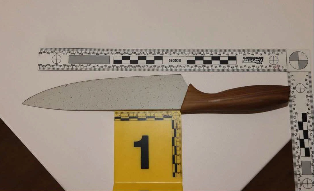 Vytáhl nůž. Devatenáctiletý lupič z Olomouce chtěl peníze na nájem, skončil ve vazbě