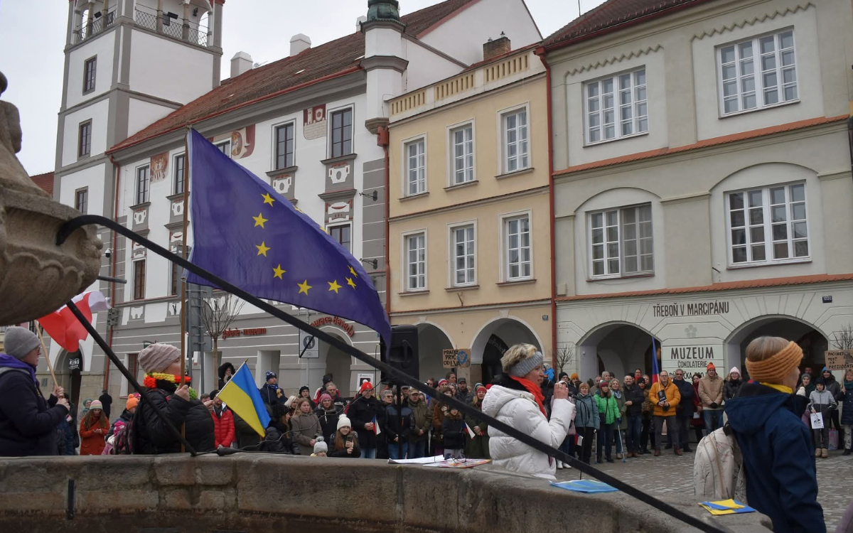 Stovky lidí se v Třeboni přidali k demonstracím na podporu prezidenta Petra Pavla