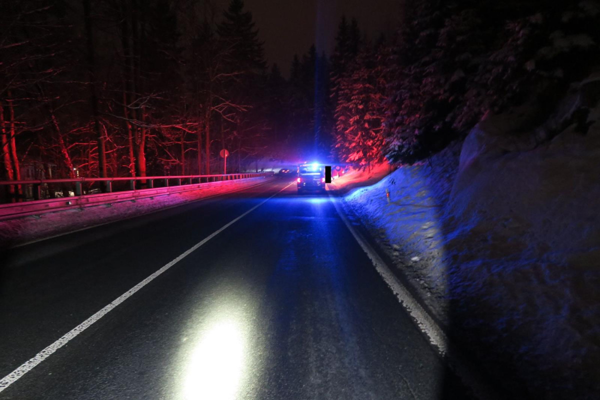 Mladá řidička ve smyku převrátila na Jablonecku auto na střechu, jela příliš rychle