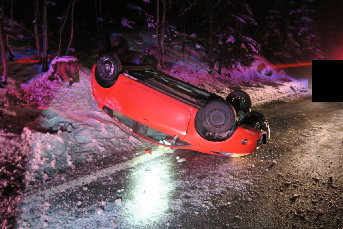 Mladá řidička ve smyku převrátila na Jablonecku auto na střechu, jela příliš rychle