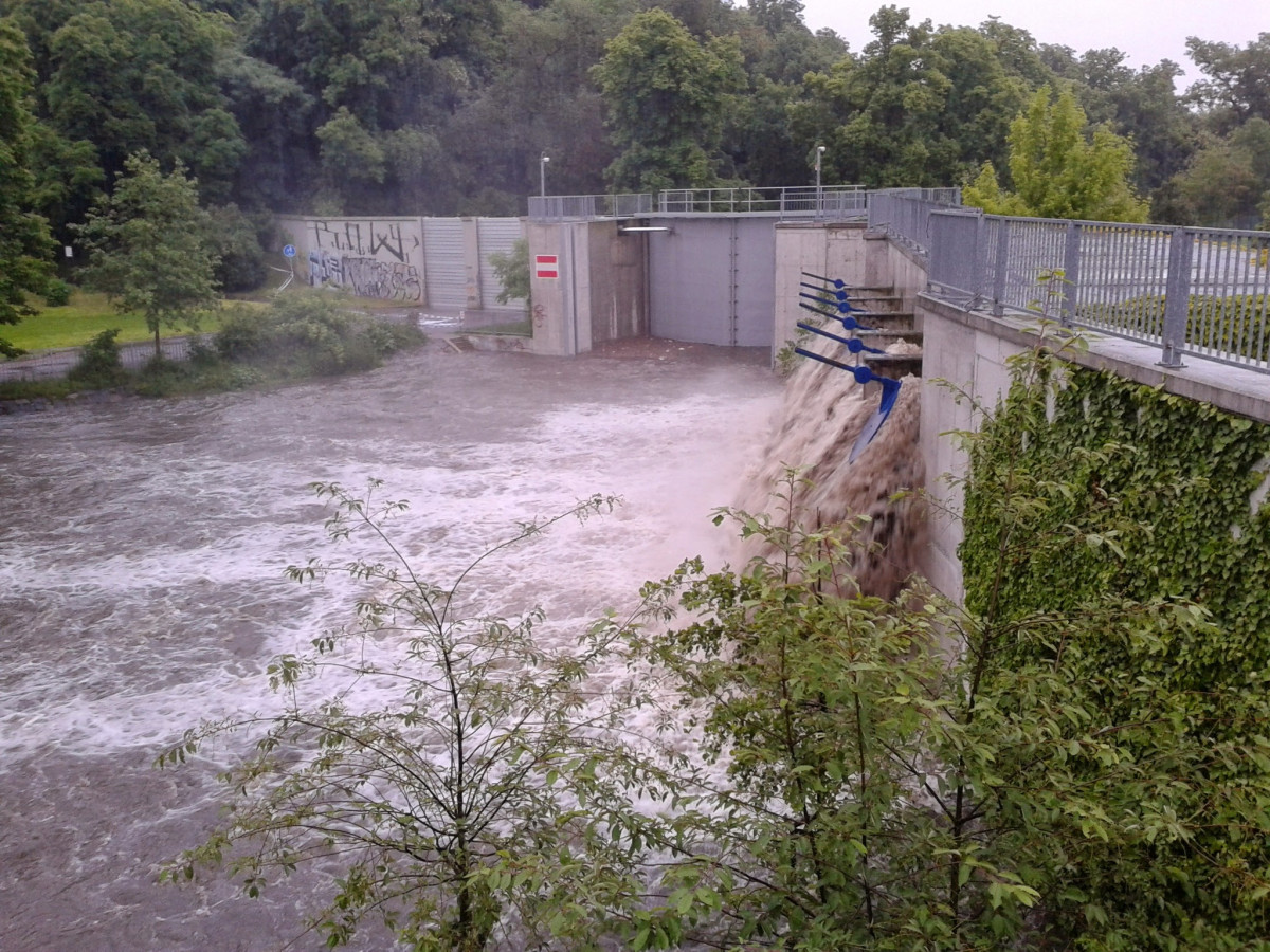 Čerpací stanice v Libni při povodních v roce 2013.