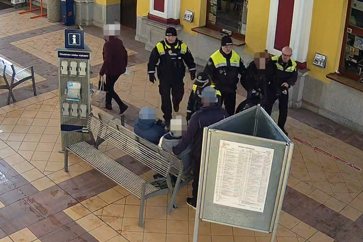 Strážníci v Šumperku narazili na jedné lavičce na hledanou a pohřešovanou osobu