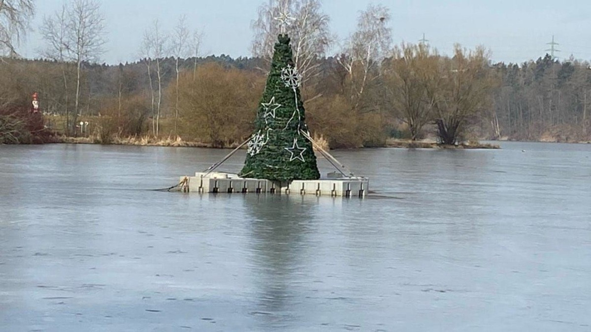 Led uvěznil plovoucí vánoční stromek na přehradě, loni tam vydržel až do března