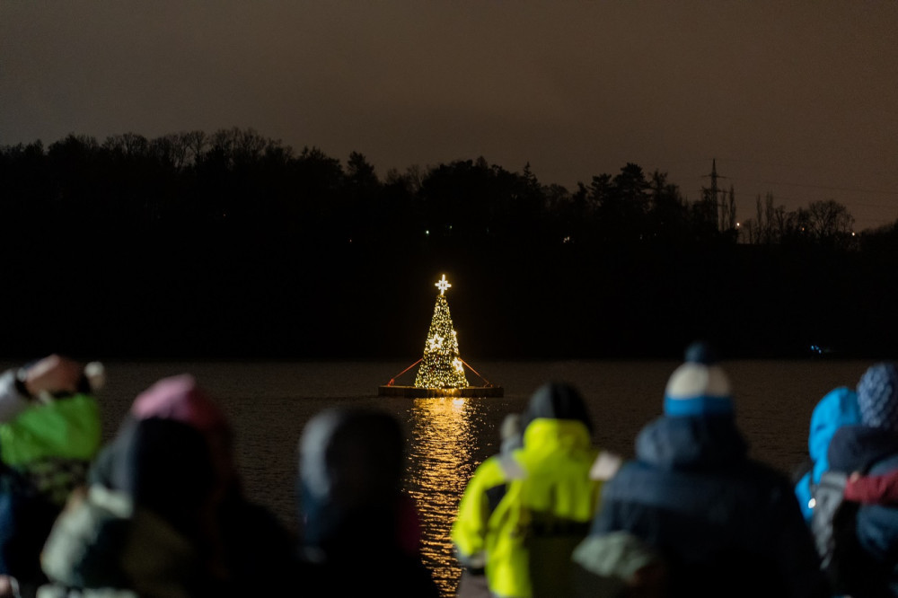 Led uvěznil plovoucí vánoční stromek na přehradě, loni tam vydržel až do března