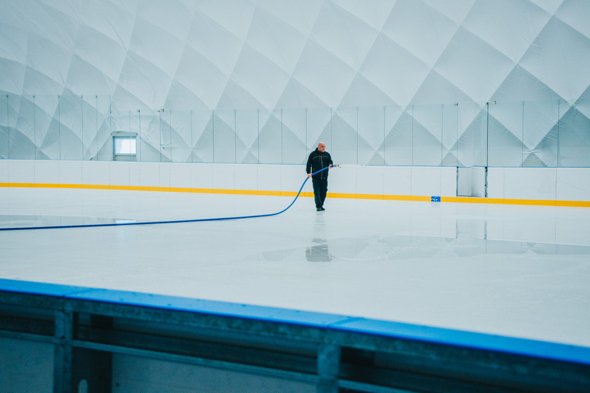 Otevření mobilní bruslařské haly v areálu Sport Parku se blíží, teď začíná zkušební provoz