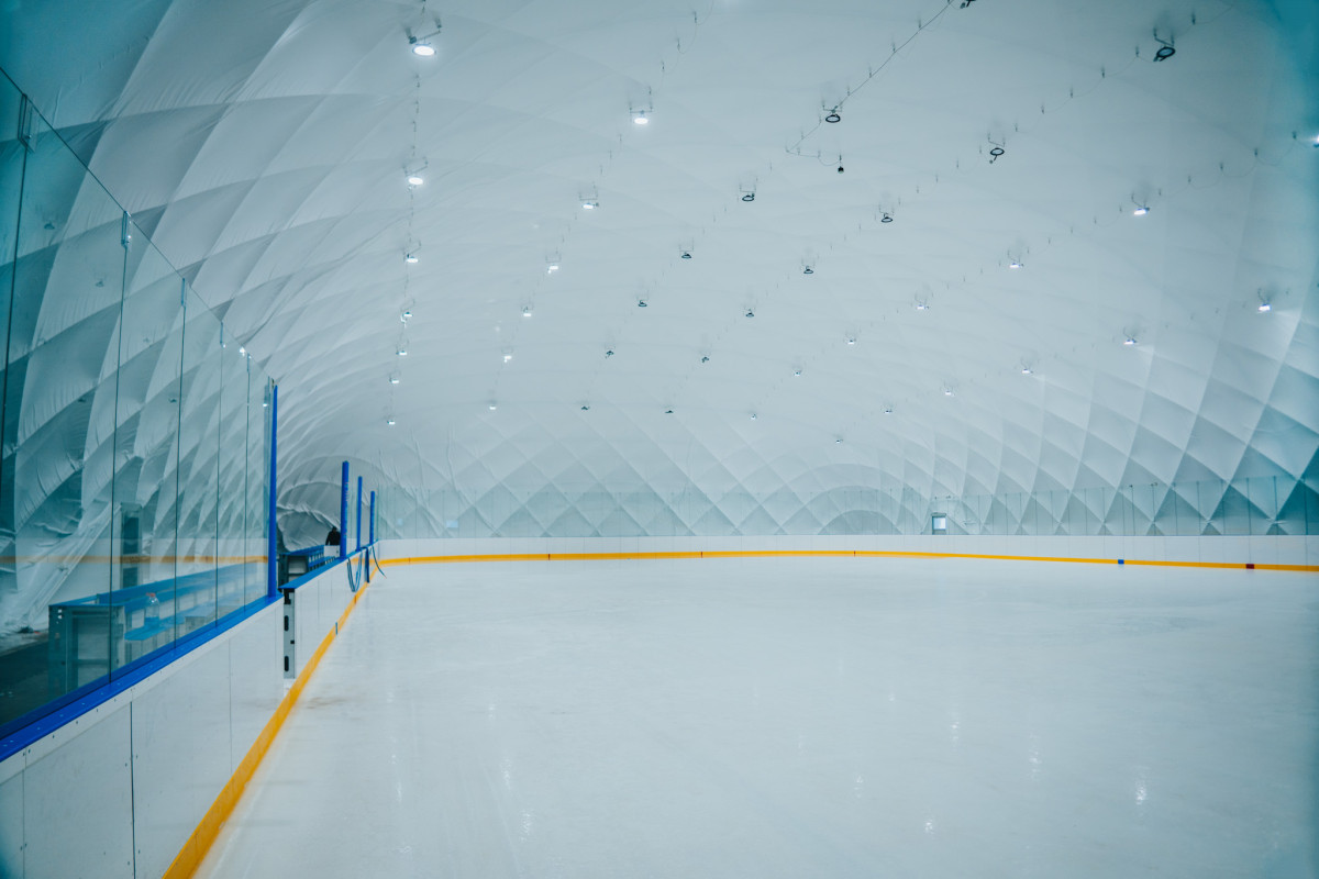 Otevření mobilní bruslařské haly v areálu Sport Parku se blíží, teď začíná zkušební provoz
