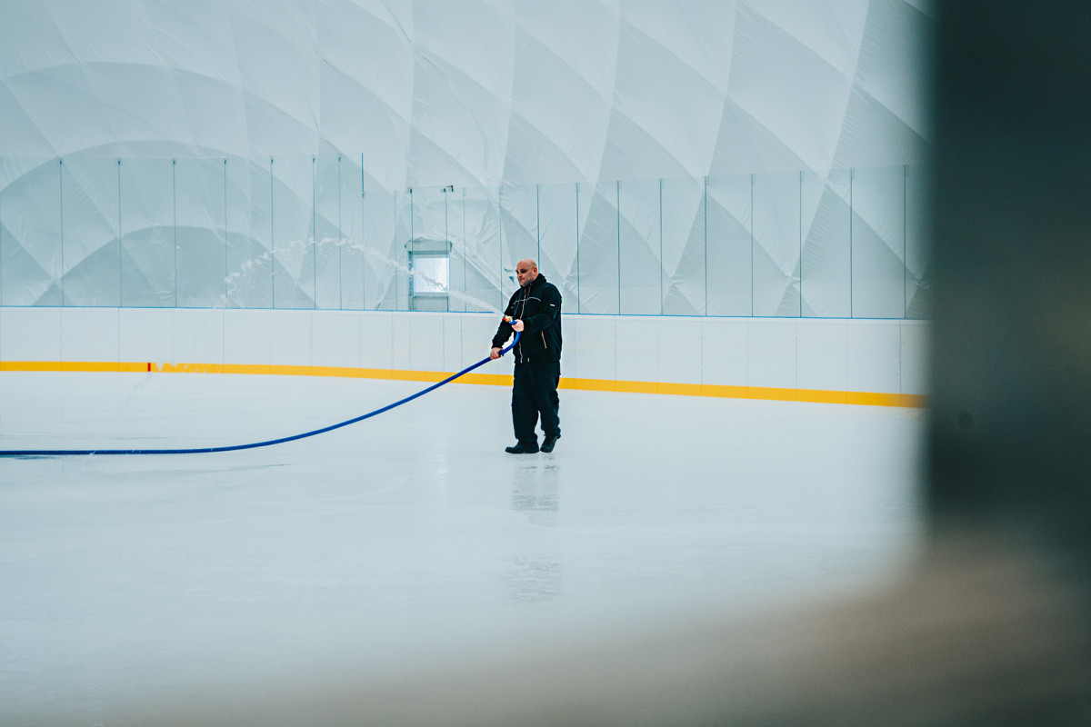 Otevření mobilní bruslařské haly v areálu Sport Parku se blíží, teď začíná zkušební provoz