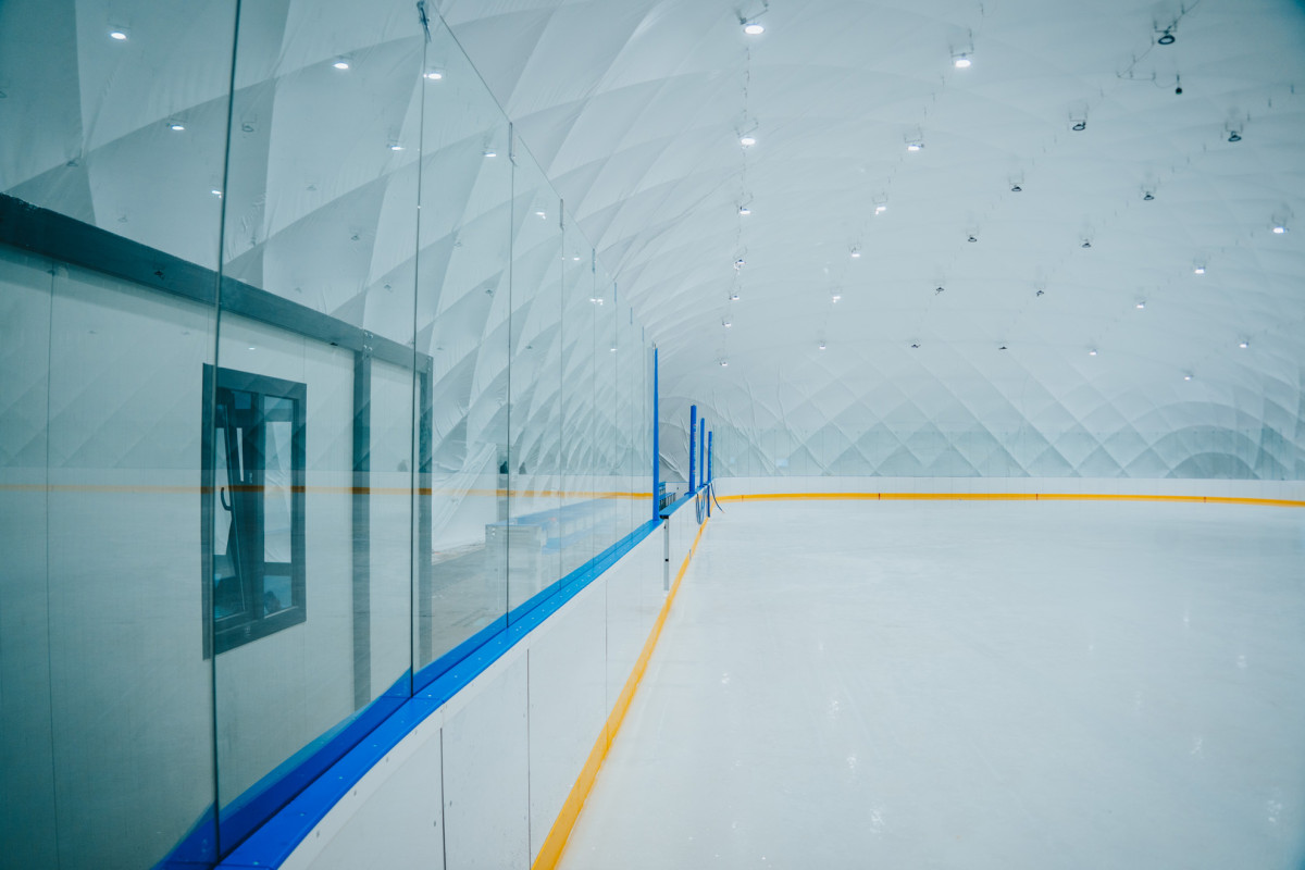 Otevření mobilní bruslařské haly v areálu Sport Parku se blíží, teď začíná zkušební provoz