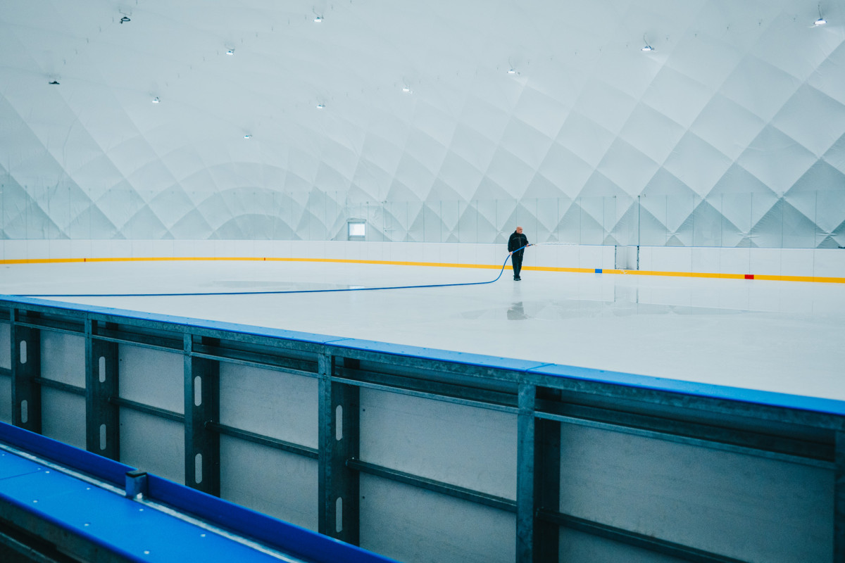 Otevření mobilní bruslařské haly v areálu Sport Parku se blíží, teď začíná zkušební provoz