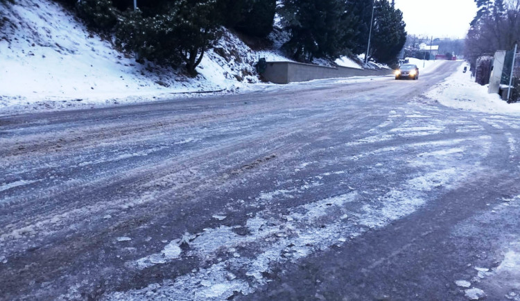 Ledovka na Vysočině: Od rána bouralo sedm řidičů, naštěstí bez zranění