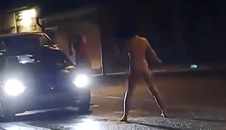 VIDEO: Pronásledují mě zombie, bědovala nahá žena v Ivančicích. Pak pokousala policistu