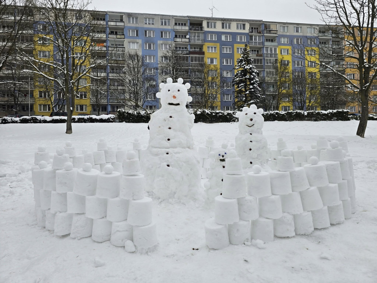 Město hledá autory rodiny sněhuláků, jejich výtvor zaujal celé sídliště i radnici