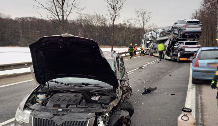 Kamion naložený Škodovkami daleko z Kvasin nedojel, na Rychnovsku havaroval