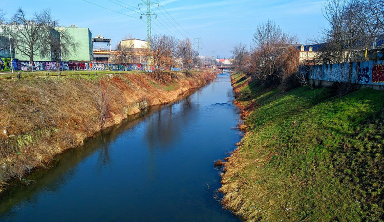 Žena v Brně spadla do řeky. Z vody ji tahali cizí lidé, známý jí mezitím ukradl tašku