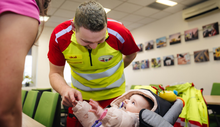 V létě ji v těhotenství oživovali. Teď maminka přišla záchranářům osobně poděkovat i s dcerkou