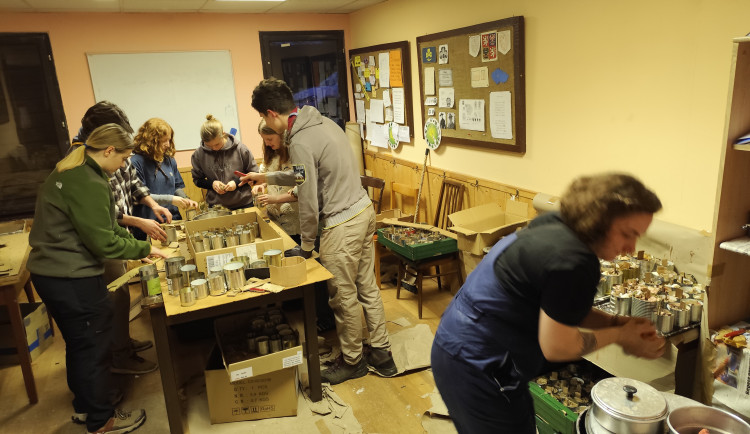 Skauti i díky darům od veřejnosti vyrobili rekordní množství zahřívacích svíček pro Ukrajinu